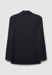 Blazer nero con una texture liscia, dotato di un'unica spaccatura posteriore, rever a incavo e maniche lunghe. Design semplice e classico.