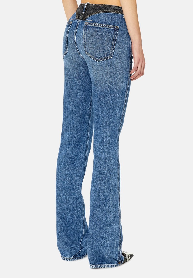 Jeans flare in denim blu con cintura scura, dotati di due tasche posteriori e cuciture a contrasto, mostrati da una vista posteriore.