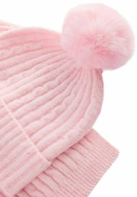 Rosa Strickmütze mit geripptem Muster und einem flauschigen rosa Pompon oben, die einen weichen Stoff und ein rundes Design zeigt.