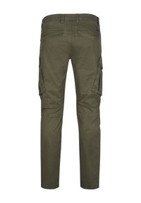 Pantalons cargo vert olive avec une coupe droite, dotés de deux poches latérales, de deux poches arrière et d'une poche à fermeture éclair sur la jambe. Matériau en coton doux.