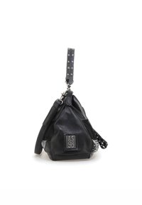 Sac à main en cuir noir de forme triangulaire, doté d'une sangle décorative avec des clous, d'une fermeture éclair et d'un patch logo.
