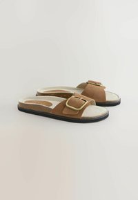 Next REGULAR FIT - FOREVER COMFORT SINGLE STRAP - Matalakantaiset pistokkaat - tan brown suede