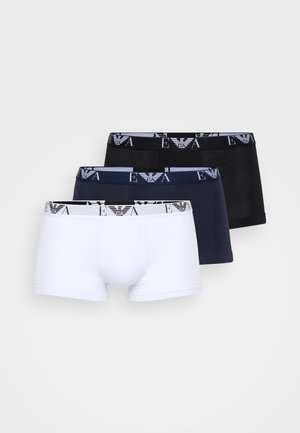 Tres pares de calzoncillos tipo boxer para hombre en blanco, azul marino y negro. Cada uno cuenta con una cinturilla elástica con logo y una tela suave y elástica.