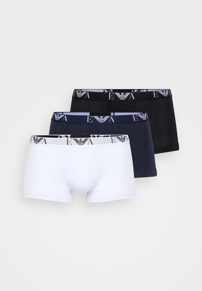 Tre par med herreboxere i hvit, marineblå og svart. Hver av dem har en logoet elastisk midjebånd og et glatt, stretchy stoff.