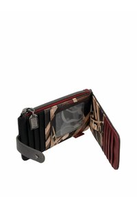 Billetera compacta que presenta una combinación de negro, burdeos y un interior con estampado, con múltiples ranuras para tarjetas y una ventana para identificación transparente. Cierre con cremallera.