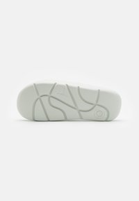 Jordan JORDAN POST SLIDE UNISEX - Sandalias planas - light silver/mica green
