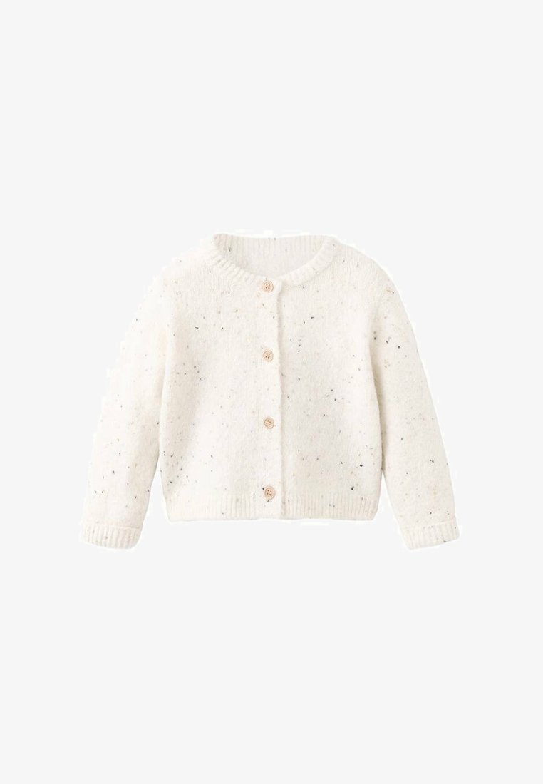 Bela pletena jopica iz teksturirane volne, z okroglim izrezom, dolgimi rokavi, petimi lesenimi gumbi in pikčastimi barvnimi detajli.