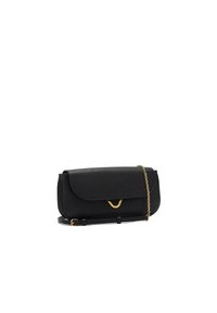 Zwarte leren clutch met een omklapbare flap, gouden hardwareaccenten en een afneembare kettingriem. Textuur oppervlakte met gladde randen.