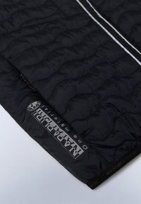 Černá prošívaná bunda s lesklou texturou, která má horizontální švy a značkovou visačku na lemu. Reflexní detaily podél zipu.