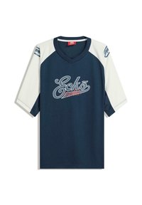 Jersey a rete blu navy con maniche raglan bianche. Presenta un grande logo "Eckō" in bianco e rosso sul davanti. Design a scollo a V.