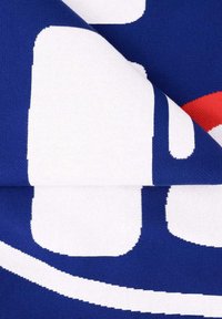 Niebiesko-biała materiał z wzorem o gładkiej fakturze, zawierający nakładające się kształty oraz odważne czerwone akcenty.