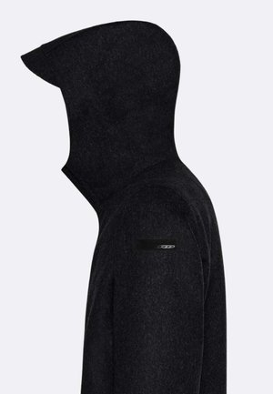 Felpa nera in pile con colletto alto e cappuccio integrato. Presenta un design elegante e minimalista e una piccola toppa con logo sul maniche.