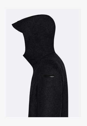 Felpa nera in pile con colletto alto e cappuccio integrato. Presenta un design elegante e minimalista e una piccola toppa con logo sul maniche.