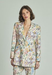 Blazer con stampa floreale in colori pastello, dotato di rever a taglio, due tasche frontali e un tessuto leggero. Vestibilità sartoriale con maniche lunghe.
