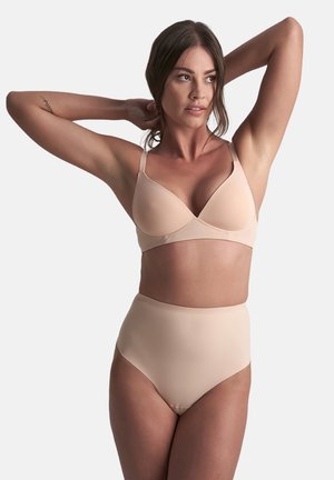 Beige naadloze beha met verstelbare banden en licht gevormde cups, gecombineerd met bijpassende hooggesneden bikini slipjes, over het geheel een gladde textuur.