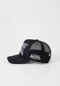Fekete trucker sapka, szilárd elülső panellel, hálós hátsó résszel és kontrasztos fehér szöveggel és logóval. Ívelt napellenző, strukturált korona és állítható pánt.