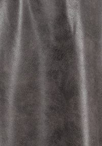 Matériau en simili cuir texturé de couleur gris foncé avec un léger éclat, présentant des variations subtiles de couleur et une surface lisse.