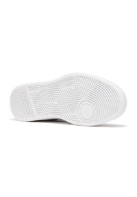 Suela de zapatilla blanca con un patrón de tracción hexagonal, textura suave y un acento circular cerca del talón, con el logotipo de la marca.