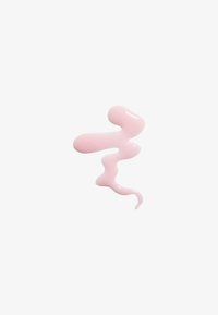 Étendue de crème ou de lotion rose clair avec une texture lisse et brillante sur un fond blanc uni.
