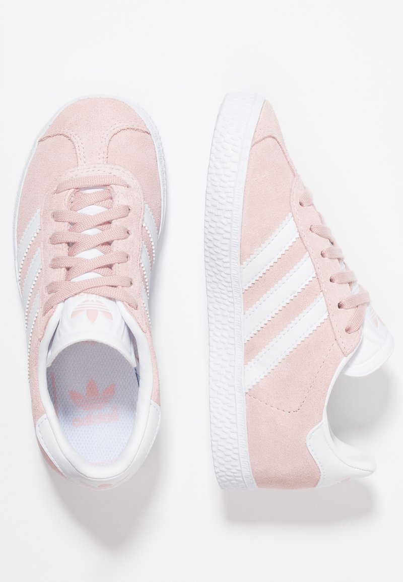 Rosa mockaskinnsneakers med vit tre-stripersdesign, vita gummisulor och sträva yttersulor. Snörningsstängning och vadderad krage för komfort.