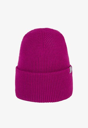 Fuchsia gebreide beanie muts met een opgevouwen geribde rand en een klein logo-label aan de zijkant. De stof lijkt zacht en textuur te hebben.