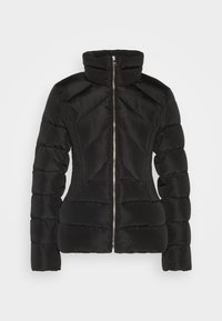 Czarna kurtka puchowa z wysokim kołnierzem, ukośnym wzorem pikowania, zapięciem na zamek z przodu oraz bocznymi kieszeniami. Gładki, błyszczący materiał.