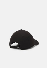 Cappello da baseball nero con visiera curva, cinturino regolabile sul retro e una texture di tessuto liscia. Nessun logo o motivo visibile.
