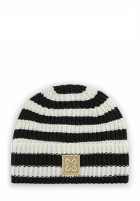 Gebreide beanie met zwart-witte horizontale strepen, geribbelde textuur en een tan logo patch met een bloemontwerp aan de voorkant.