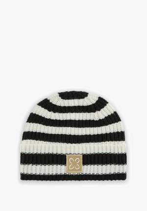 Gebreide beanie met zwart-witte horizontale strepen, geribbelde textuur en een tan logo patch met een bloemontwerp aan de voorkant.