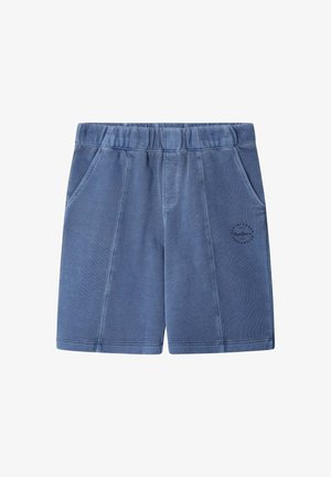 Pantalones cortos de algodón azul con cintura elástica, dos bolsillos laterales y un detalle de logo estampado en la pierna izquierda; textura suave y diseño casual.