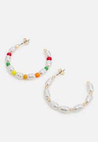 Brincos em argola com grandes pérolas brancas, acentuadas por contas coloridas em vermelho, amarelo, verde e laranja; peças em tom dourado para a fixação.