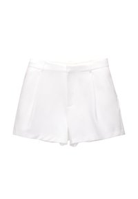 Shorts blancs sur mesure en tissu lisse, avec deux poches avant, une ceinture plate, et un design épuré et minimaliste sans motifs visibles.