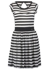 Robe à rayures noires et blanches avec un buste ajusté, des manches courtes, et une jupe évasée. Tissu texturé avec un détail découpé à l'arrière.
