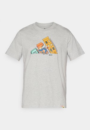 Camiseta gris de manga corta con un diseño colorido de dibujos animados que muestra a un patinador y edificios inclinados. Fabricada en algodón con una textura suave.