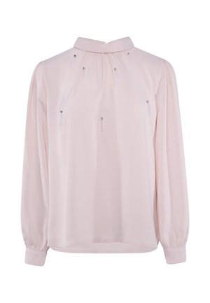 Lichtroze blouse met lange mouwen, een hoge halslijn en kleine decoratieve parel- en kraaldetails aan de voorkant.