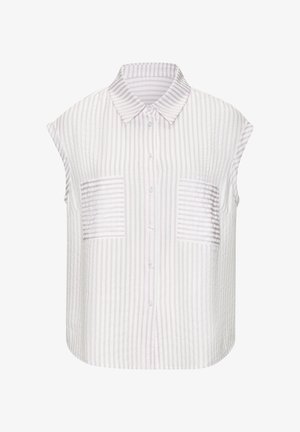 Camisa de manga corta, con cuello, en rayas moradas claras y blancas, que presenta dos bolsillos de parche texturizados y un cierre frontal con botones.
