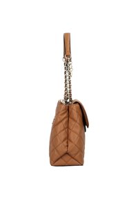 Borsa a tracolla in pelle marrone trapuntata con catena. Presenta una forma strutturata e una chiusura a patta. Superficie testurizzata con cuciture a motivo diamantato.