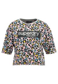 Krátký rukáv, zkrácený tričko s leopardím potiskem v růžové, černé, žluté a modré barvě a logem "superdry new york" na přední straně.