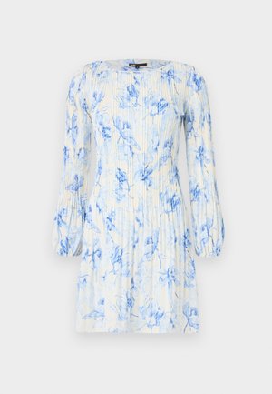 Bloemdrukjurk in blauwe en witte tinten, met lange puffmouwen, een ronde halslijn en verticale plooien voor textuur.