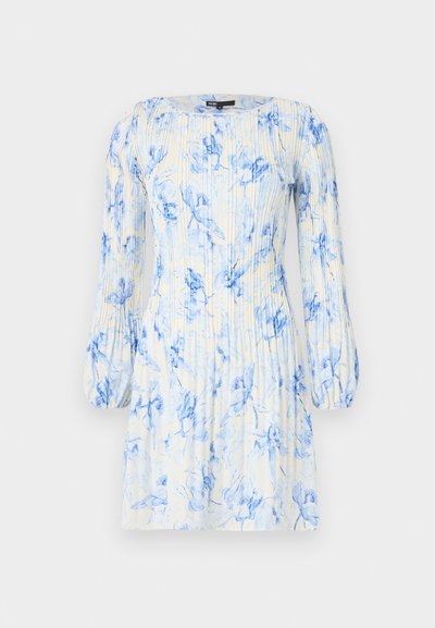 Blumendruckkleid in Blau- und Weißtönen, mit langen Puffärmeln, einem runden Ausschnitt und vertikalen Falten für zusätzliche Textur.