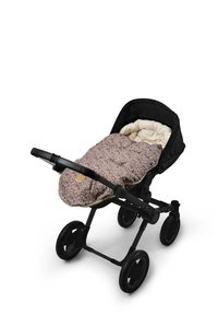 Svart barnvagn med ett texturerat, blommönstrat sätesöverdrag. Har en mjuk, krämfärgad foder och robusta, stora svarta hjul.