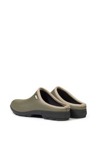Zoccoli in gomma verde con un bordo beige, dotati di una suola nera texturizzata e con retro basso per una facile calzata. Etichetta del marchio sul lato.