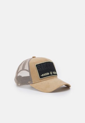 Beige und braune Baseballkappe aus Mesh mit schwarzem Frontpatch, geprägt mit "SIKSILK" und dekorativen gelben Zweigen, schräg auf weißem Hintergrund.