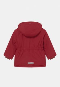Veste imperméable rouge avec une capuche, une taille élastiquée et des manches longues. Comprend une bande réfléchissante à l'arrière et des poignets texturés.