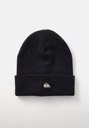 Bonnet en tricot noir avec un revers, présentant une patch rectangulaire de marque avec un logo blanc et un tissu texturé.