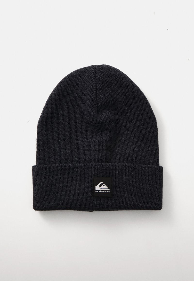 Beanie nero in maglia con risvolto, dotato di una patch rettangolare con logo bianco e tessuto testurizzato.