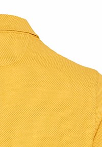 Żółta koszulka polo z teksturowanym, woskowym wzorem. Posiada klasyczny kołnierzyk i krótkie rękawy, podkreślające gładkie wykończenie tkaniny.