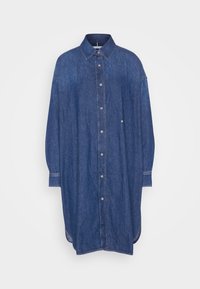 Denim overhemdjurk in donkerblauw, met een knoopsluiting aan de voorkant, puntige kraag, lange mouwen en een afgeronde zoom. Zachte textuur met een ontspannen pasvorm.