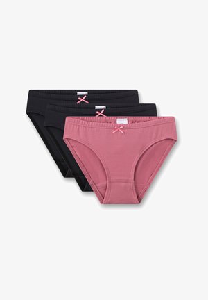 Drei Paare Baumwollunterwäsche: eines in Pink mit einer pinken Schleife und zwei schwarze mit aufgenähten Etiketten. Alle haben ein klassisches Slips-Design und elastische Taillenbänder.