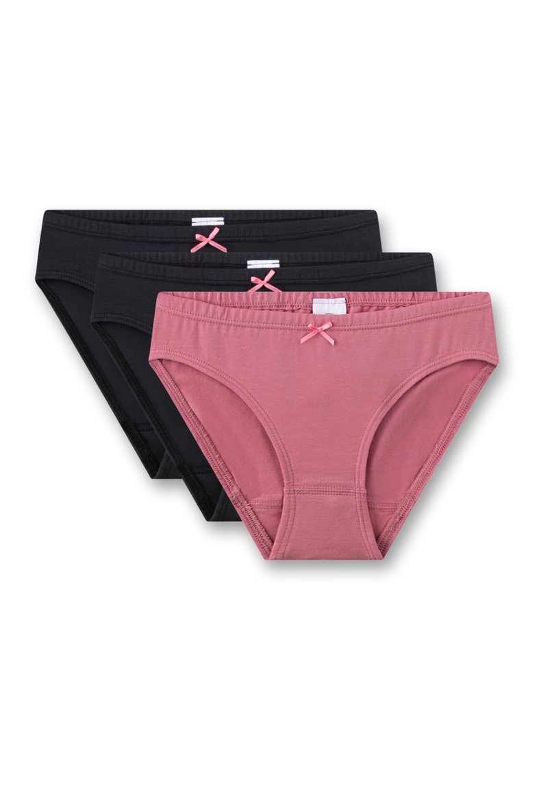 Drei Paare Baumwollunterwäsche: eines in Pink mit einer pinken Schleife und zwei schwarze mit aufgenähten Etiketten. Alle haben ein klassisches Slips-Design und elastische Taillenbänder.
